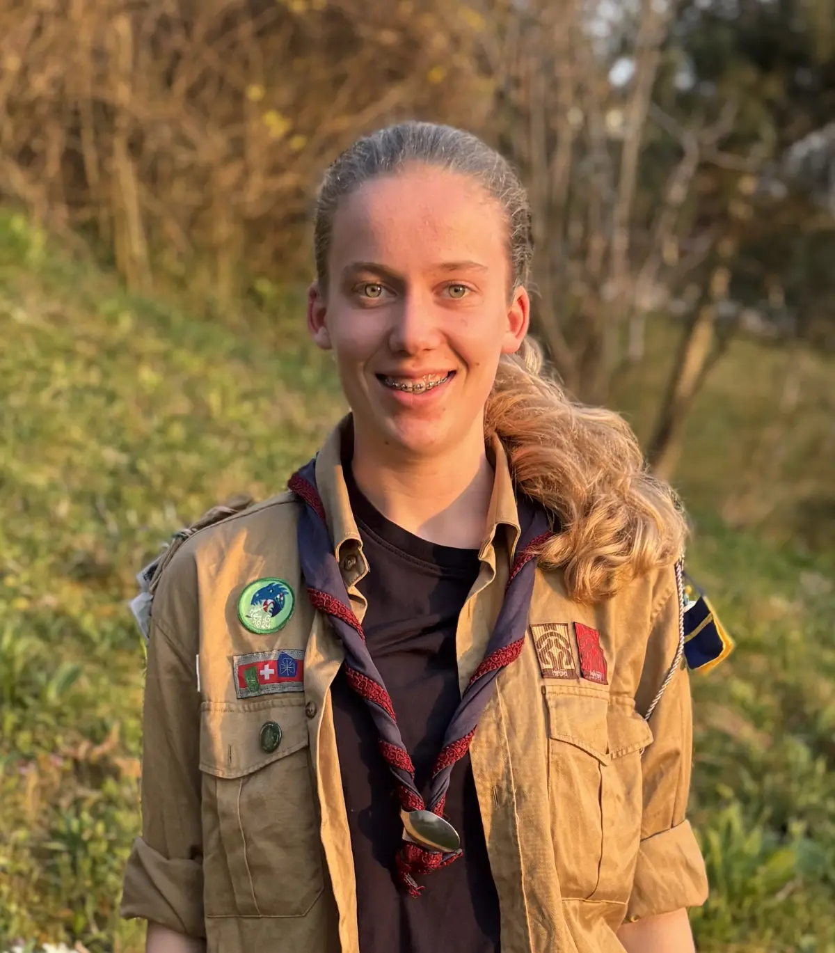 Jamila: Ich bin im Jahr 2009 geboren und seit etwa 8 Jahren in der Pfadi. Ich begann in der Gruppe Waya. Nach tollen 4 Jahren in der Gruppe Obfilda flog ich in die Piostufe, in welcher ich sehr viele coole Erinnerungen sammeln durfte. Neben der Pfadi reite ich und gehe in den Turnverein. Momentan besuche ich das Gymi in Urdorf. Ich freue mich riesig auf die gemeinsame Zeit:)